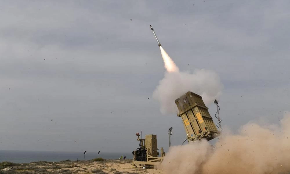 Iron Dome: Τι είναι η αντιπυραυλική «ομπρέλα» του Ισραήλ που ζητάει ο Ζελένσκι